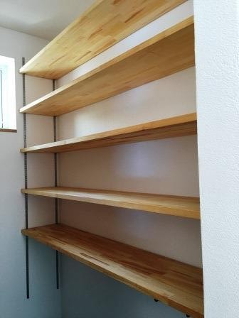 稼働レール 棚板をとりつけました Design Architect Kawanishi 川西工務店1級建築士事務所 香川県さぬき市