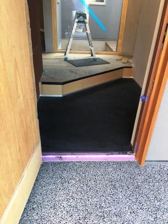 玄関床は墨モルタル仕上げ 中庭は植栽工事をしています Design Architect Kawanishi 川西工務店1級建築士事務所 香川県さぬき市